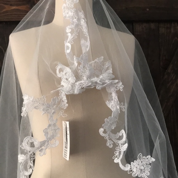 Davids Bridal One Tier Lace Applique Comb Veil - Picture 12 of 14